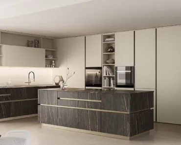 Cucina Moderna con isola Iconica 07 in laccato e ceramica di Veneta Cucine