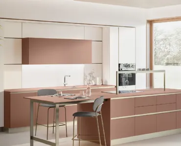 Cucina Moderna con isola Oyster 06 in laccato Rosso Etrusco e Beige Grain Dek di Veneta Cucine
