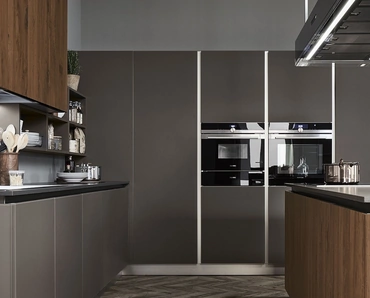 Cucina Moderna Ri-flex 02 con isola in Olmo antico e vetro laccato opaco Marrone Oliva di Veneta Cucine