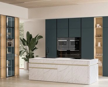 Cucina Moderna con isola Iconica 05 in laccato e ceramica di Veneta Cucine